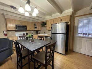 Cottage, 2 kamar tidur | Dapur pribadi | Oven, mesin pembuat kopi/teh, dan pemanggang roti