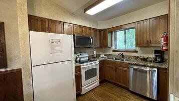 Cottage, 2 Bedrooms | Private kitchen | Fridge, oven, coffee/tea maker