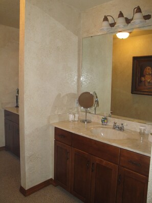 Cottage, 3 Bedrooms | Bathroom | Towels, shampoo