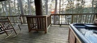 Mountain Harbor two bedroom Lodge cottage by RedAwning