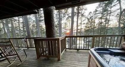Mountain Harbor two bedroom Lodge cottage by RedAwning