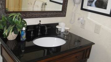 Cottage, 2 Bedrooms | Bathroom | Shampoo