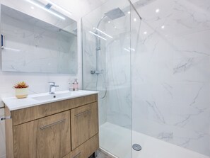 Shower, towels
