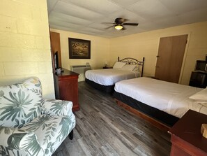 1 bedroom, cots/infant beds, free WiFi - Queen Guest Room located at the Joplin Inn at the entrance to Mountain Harbor, just 2 1/2 miles from Lake Ouachita. by RedAwning (Mount Ida)