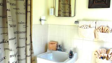 Habitación, 1 habitación | Baño | Toallas y shampoo