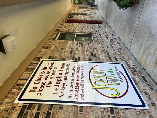 Um letreiro numa parede de tijolos anunciando o Joplin Inn.