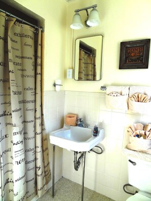 Quarto, 1 quarto | Banheiro | Toalhas de banho, shampoo