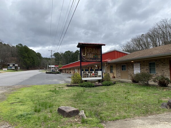Queen Guest Room Located At The Joplin Inn At The Entrance To Mountain Harbor, Just 2 1/2 Miles From Lake Ouachita. By Redawning - Conway, AR