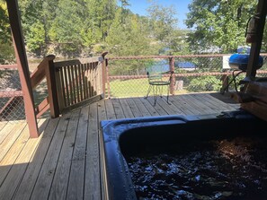 House, 3 Bedrooms | Outdoor spa tub
