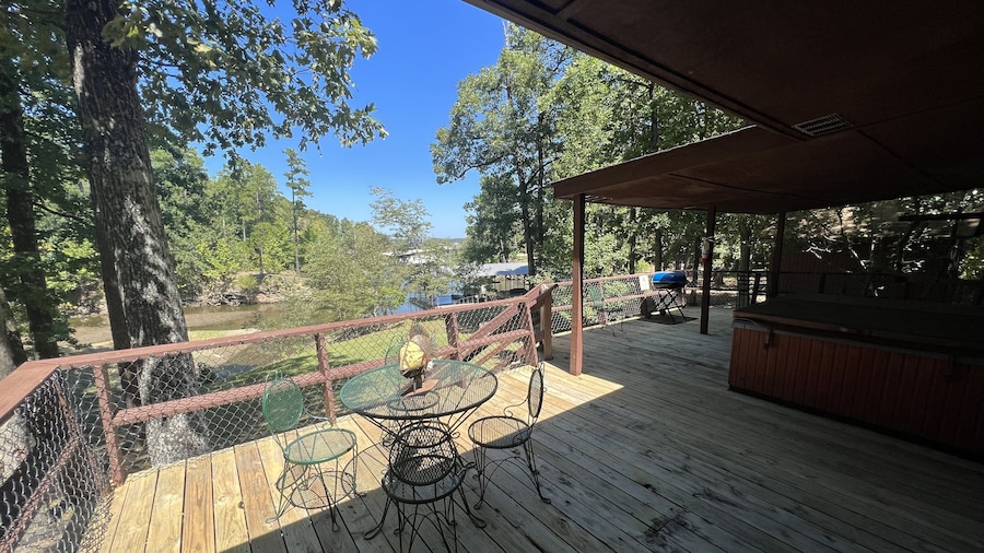Lake side three bedroom, two bath house on Lake Ouachita with private hot tub. by RedAwning