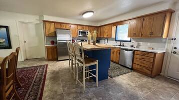 House, 2 Bedrooms | Private kitchen | Fridge, oven, coffee/tea maker, toaster