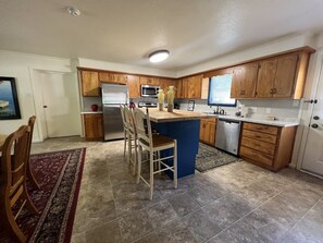 Maison, 2 chambres | Cuisine privée | Réfrigérateur, four, cafetière/bouilloire, grille-pain