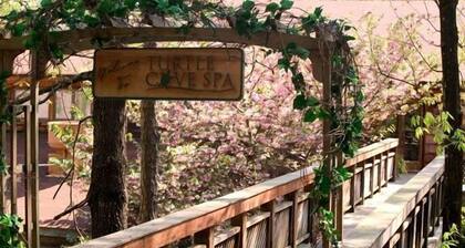 Two bedroom House with fenced in yard, covered patio area, located at the Joplin Inn at the entrance to Mountain Harbor, just 1 1/2 miles from Lake Ouachita. by RedAwning