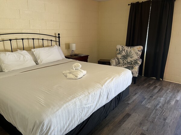 King Guest Room Located At The Entrance To Mountain Harbor Just 2 1/2 Miles From Lake Ouachita. By Redawning - Arkansas