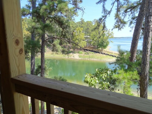 Luxury three bedroom, three bath cottage with hot overlooking Lake Ouachita. by RedAwning