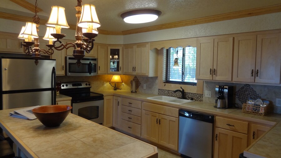 Luxury three bedroom, three bath cottage with hot overlooking Lake Ouachita. by RedAwning