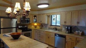 Refrigerador, horno, cafetera/tetera, tostadora