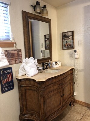 Cottage, 2 Bedrooms | Bathroom | Towels, shampoo - Mountain Harbor Forest View Lodge cottage by RedAwning (Mount Ida)
