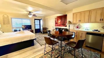 Studio | Iron/ironing board, cots/infant beds, free WiFi