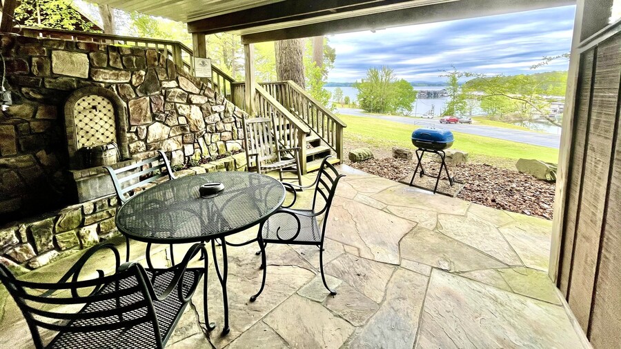 SU15, Spacious studio with full kitchen, dining table and rock patio overlooking Lake Ouachita. by RedAwning