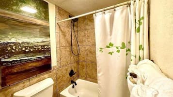 Studio | Bathroom | Towels, shampoo