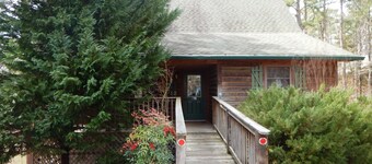 Luxury, loft, log-sided two bedroom Harbor North cottage on Lake Ouachita. by RedAwning