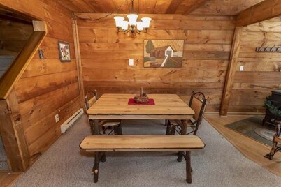 Seven Springs 3 BR Deluxe Condo, Near Golf Course by RedAwning - Save 10% on 3 Nights, 15% on 5 Nights!