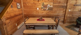 Seven Springs 3 BR Deluxe Condo, Near Golf Course by RedAwning - Save 10% on 3 Nights, 15% on 5 Nights!