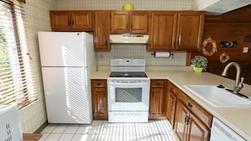 Condo, 3 Bedrooms | Private kitchen