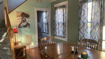 Bungalow, 3 kamar tidur | Tempat makan