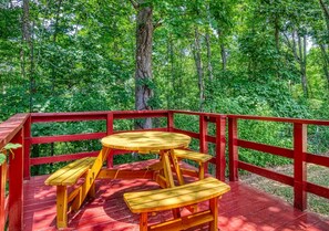 Outdoor dining - Farmhouse Cottage - Close To Tanger Outlets And Pigeon Forge! 3 Bedroom Home by RedAwning (Sevierville)