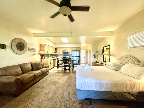 Lake View King Studio With Full Kitchen, Deck Overlooking Lake Ouachita, King Bed And Queen Sleeper Sofa By Redawning - Conway, AR