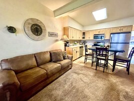 Room, 1 Bedroom | Living area