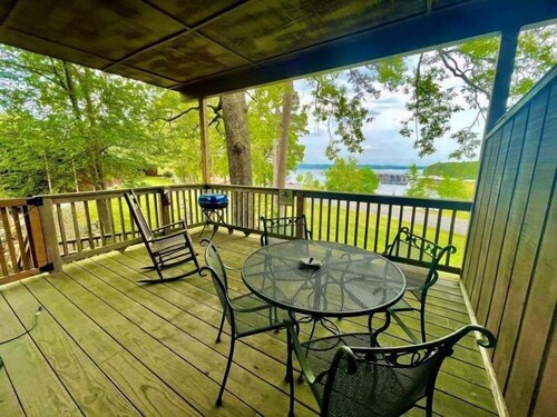 Lake view King Studio with full kitchen, deck overlooking Lake Ouachita, king bed and queen sleeper sofa by RedAwning