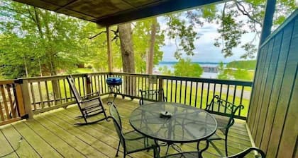 Lake view King Studio with full kitchen, deck overlooking Lake Ouachita, king bed and queen sleeper sofa by RedAwning