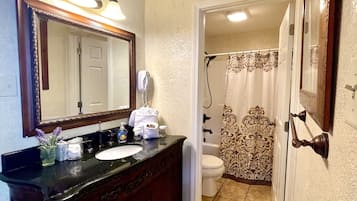 Habitación, 1 habitación | Baño | Toallas y shampoo