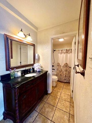 Habitación, 1 habitación | Baño | Toallas y shampoo