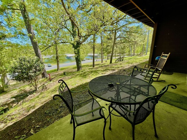 King Studio With King Bed, Dining Area, Sleeper Sofa And View Of Lake Ouachita By Redawning - Fort Smith, AR