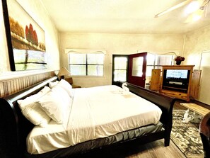 Studio | Iron/ironing board, cribs/infant beds, free WiFi