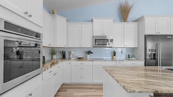 House, 3 Bedrooms | Private kitchen