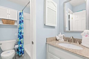 Badewanne, Haartrockner, Handtücher