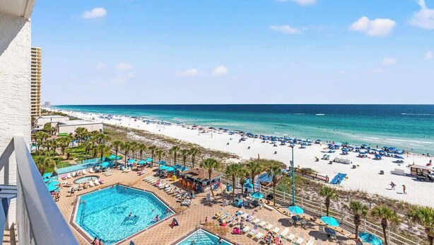Ein Resort mit Poolbereich, Strand und Meerblick.