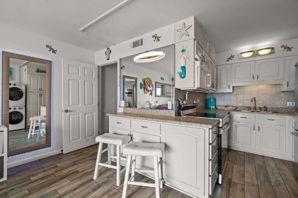 Frigorífico, microondas, horno y placa de cocina