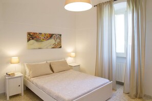 2 slaapkamers, een bureau, een strijkplank/strijkijzer, reisbedje