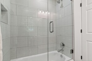 Regadera, amenidades de baño gratuitas, secadora de cabello, toallas 
