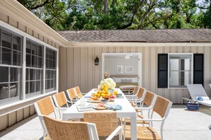 Outdoor dining - Wisteria by AvantStay | Bright & Spacious Home w/ Pool & Entertainers Patio! (Hilton Head Island)