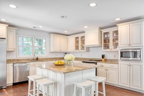 Fridge, microwave, oven, stovetop - Wisteria by AvantStay | Bright & Spacious Home w/ Pool & Entertainers Patio! (Hilton Head Island)