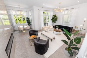 Televisión y chimenea 