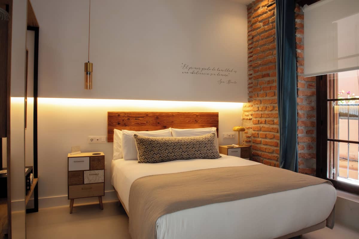 Double Room (Queen bed) | In-room safe, blackout drapes, soundproofing, WiFi (free)