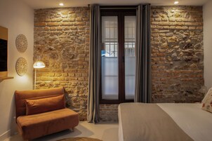 Habitación estándar doble, 1 cama de matrimonio grande con sofá cama (King bed) | Caja fuerte, decoración individual, mobiliario individual